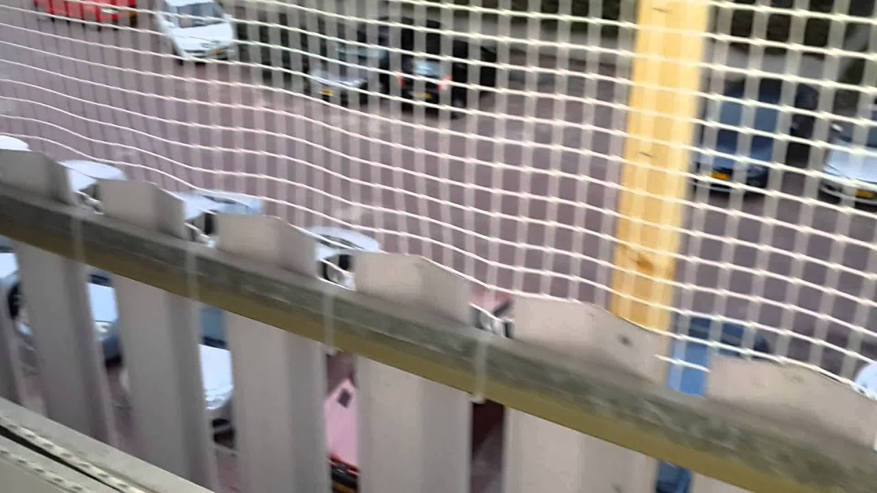 Как избавиться от голубей дома. Защита балкона от голубей. Сетка на балкон от голубей. Сетка от птиц на балкон. Защита от голубей на подоконнике.