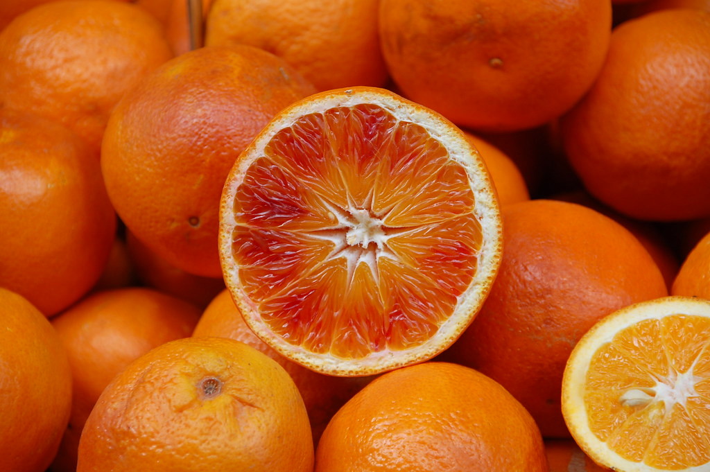 Апельсин википедия. Померанец оранж. Мандарины Минеола. Апельсин красный Марокко. Померанец цвета оранж.