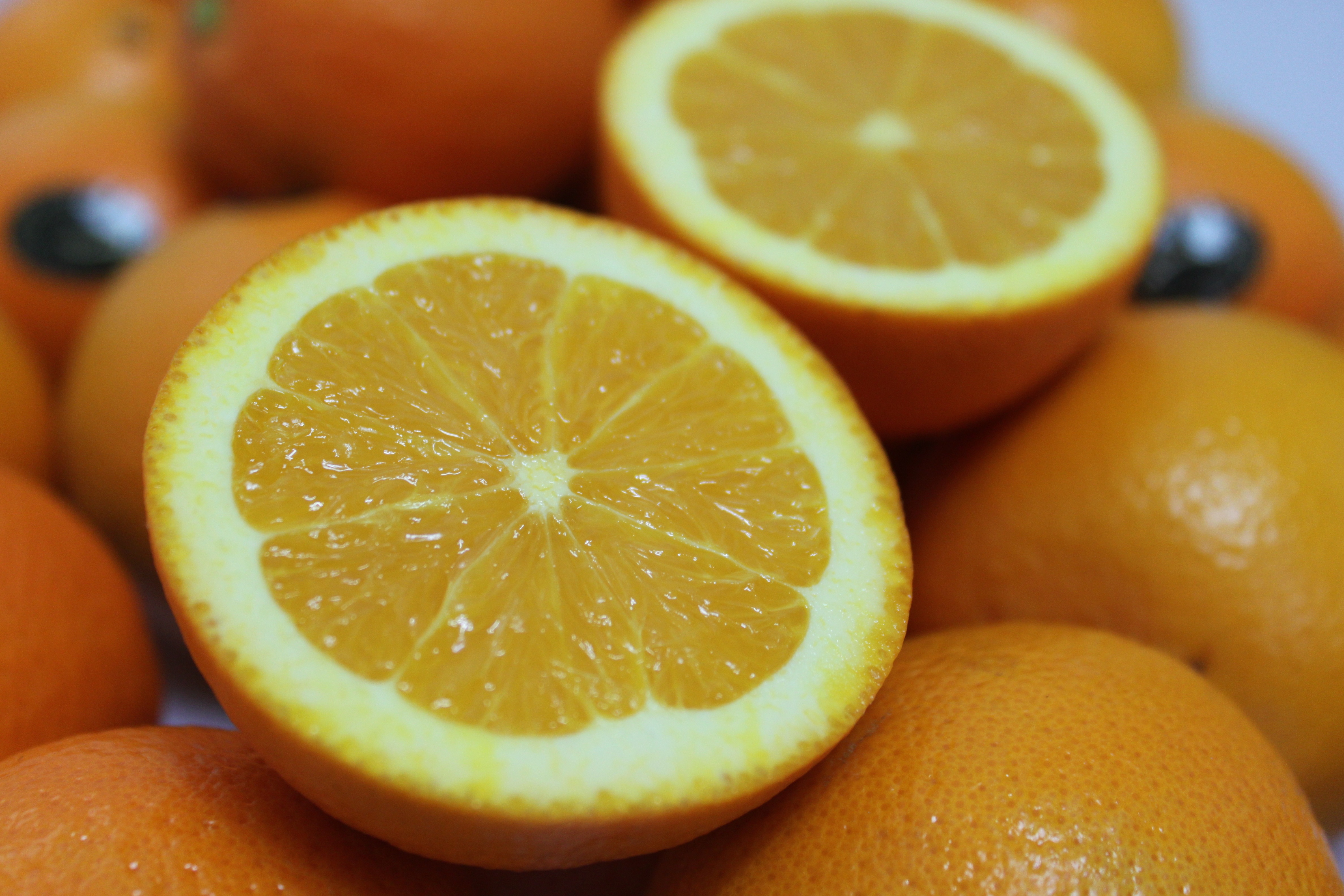 Апельсин в какое время есть. Цитрус апельсин. Апельсин и мандарин. Красивый апельсин. Долька апельсина.